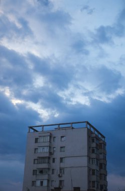 Yaşamak için uzun bir bina, güzel gökyüzü ve güneş ışığı, insani bir yer