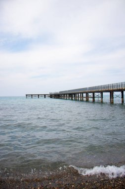 Akdeniz üzerindeki uzun köprü, manzara.