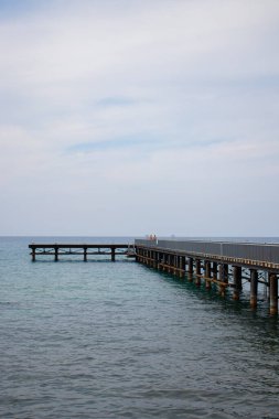 Akdeniz üzerindeki uzun köprü, manzara.