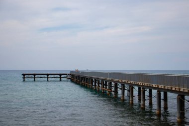 Akdeniz üzerindeki uzun köprü, manzara.