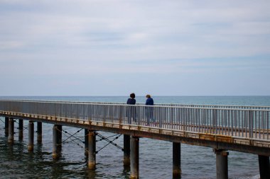 Akdeniz üzerindeki uzun köprü, manzara.