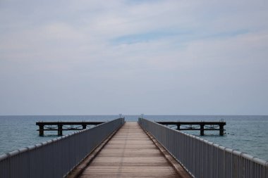 Akdeniz üzerindeki uzun köprü, manzara.