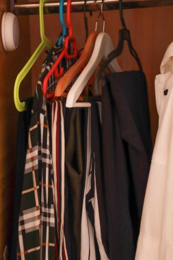 Elbiseler askıda, dolapta, moda.