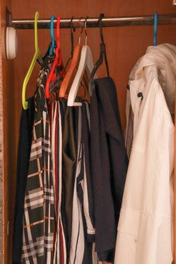 Elbiseler askıda, dolapta, moda.