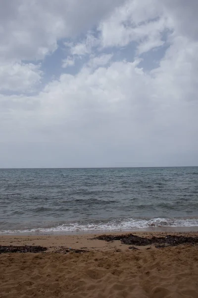 Волны Берегу Моря Чистая Голубая Вода — стоковое фото