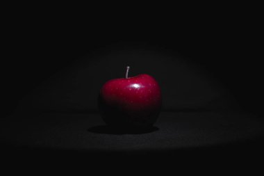 Elma meyvesi, soyut gölge, siyah arkaplan, kırmızı elma