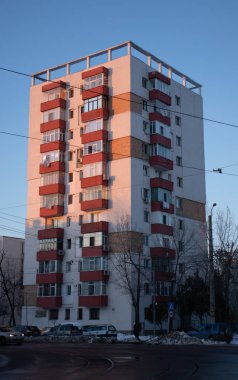 Yaşamak için uzun bir bina, güzel gökyüzü ve güneş ışığı, insani bir yer