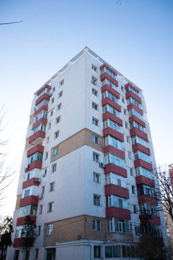 Yaşamak için uzun bir bina, güzel gökyüzü ve güneş ışığı, insani bir yer