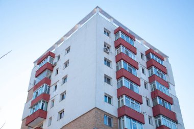 Yaşamak için uzun bir bina, güzel gökyüzü ve güneş ışığı, insani bir yer