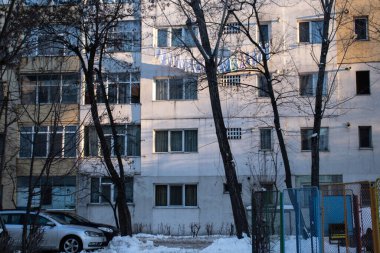 Yaşamak için uzun bir bina, güzel gökyüzü ve güneş ışığı, insani bir yer