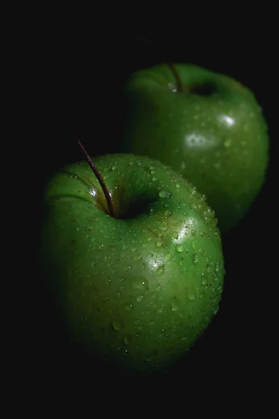 Apfelfrucht Abstrakter Schatten Schwarzer Hintergrund Grüner Apfel Wassertropfen — Stockfoto