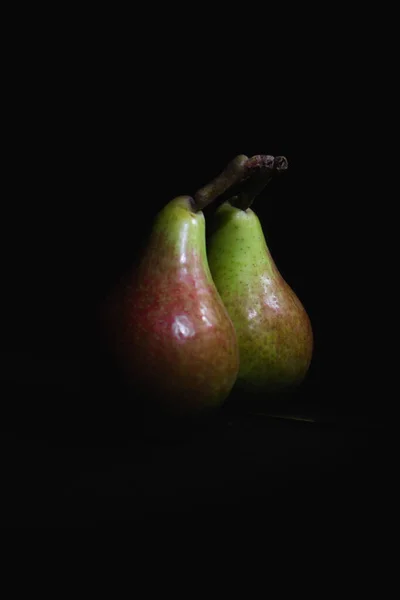 梨の果実 鏡の中に反映し 黒の暗い背景 — ストック写真