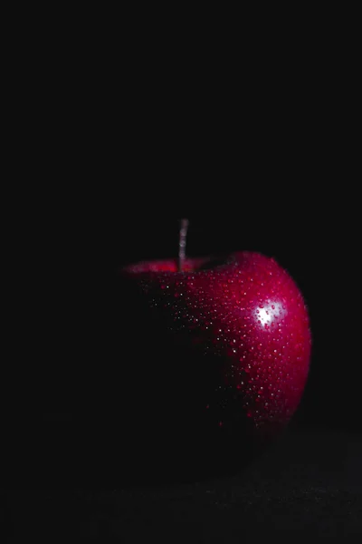 Fruta Maçã Sombra Abstrata Fundo Preto Maçã Vermelha Gotas Água — Fotografia de Stock