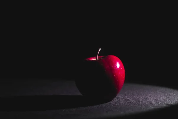 Apfelfrucht Abstrakter Schatten Schwarzer Hintergrund Roter Apfel — Stockfoto