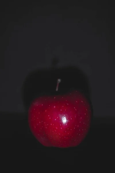 Owoce Jabłka Abstrakcyjny Cień Czarne Tło Czerwone Jabłko — Zdjęcie stockowe