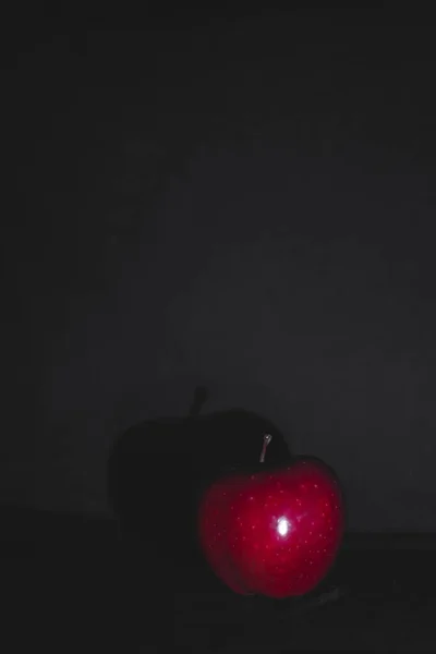 Appelfruit Abstracte Schaduw Zwarte Achtergrond Rode Appel — Stockfoto