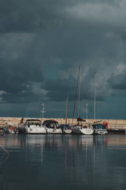 Liman, fırtınada gemiler için liman, suda yansıyan tekneler.