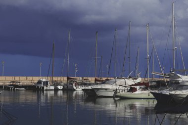 Liman, fırtınada gemiler için liman, suda yansıyan tekneler.