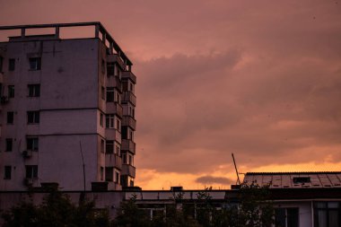 Yaşamak için uzun bir bina, güzel gökyüzü ve güneş ışığı, insani bir yer