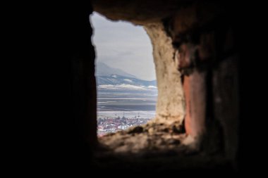 Doğaya açılan taş pencere, dağ manzarası, kale