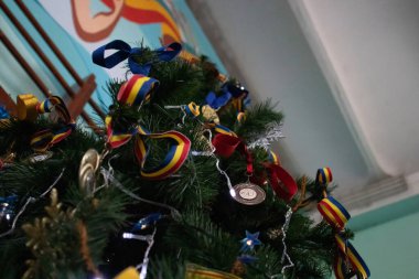 Madalyalarla süslenmiş Noel Ağacı