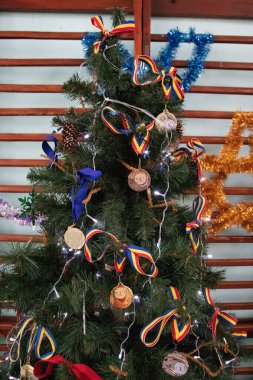 Madalyalarla süslenmiş Noel Ağacı