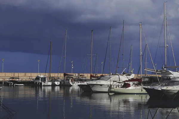 Liman, fırtınada gemiler için liman, suda yansıyan tekneler.
