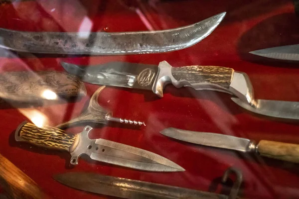 Eski Bıçaklar, Müze, Antika