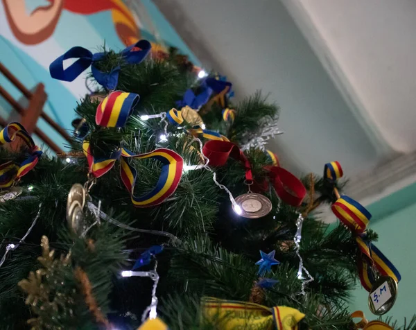 Madalyalarla süslenmiş Noel Ağacı