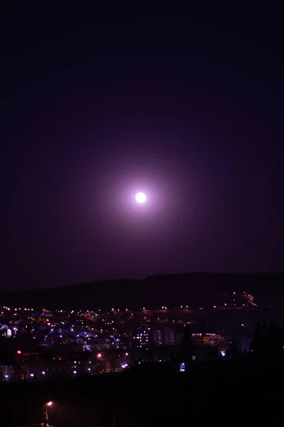 Дурацкая Луна Ночью Тишина Пурпурное Небо — стоковое фото