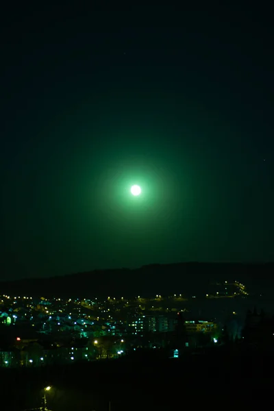Дурний Місяць Вночі Тиша Зелене Небо Примхливий — стокове фото