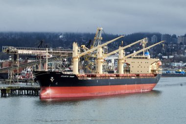 Kargo gemisi Vancouver limanında.