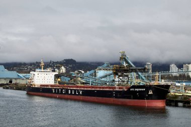 Kargo gemisi Vancouver limanında.