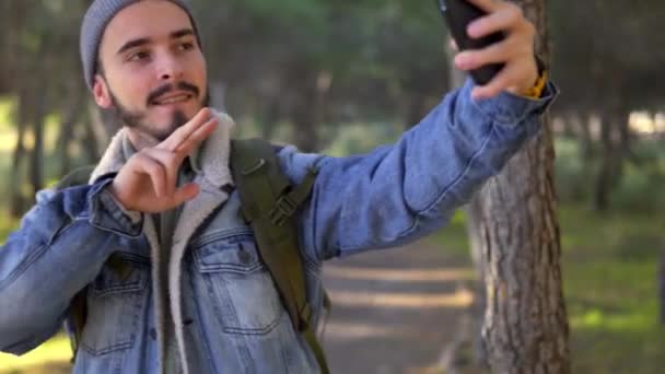 Joven Tomando Una Selfie Para Las Redes Sociales Bosque Chico — Vídeo de stock