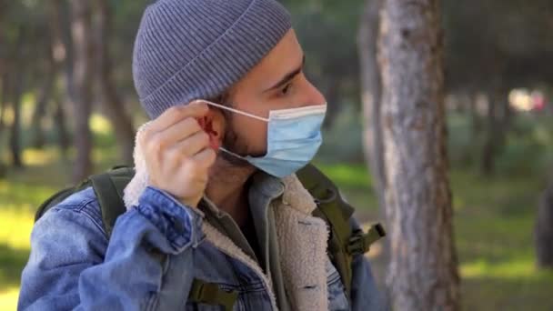 Joven Quitándose Máscara Para Iniciar Una Ruta Través Del Bosque — Vídeo de stock