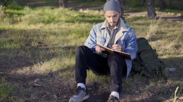 Boy Writing Diary Forest Concept Relaxation Contact Nature Wearing Hat — Vídeo de Stock