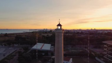 Deniz fenerinin havadan görüntüsü devrede. Canet den Berenguer 'deki deniz feneri. Gün batımında çekilen video.