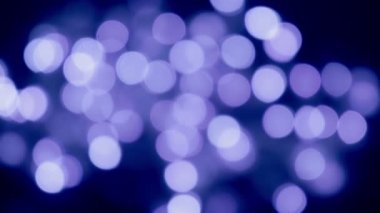 Mavi bulanık noel ışıkları karanlıkta parlıyor. soyut şenlik arkaplanı