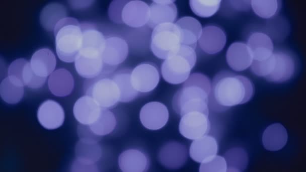 Luci di Natale blu sfocate che brillano al buio. astratto festivo bokeh sfondo — Video Stock