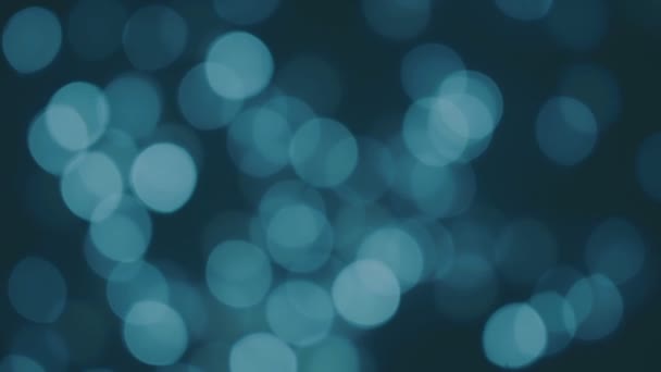 Iluminação azul teal natal piscando durante a noite. festivo desfocado bokeh esferas fundo — Vídeo de Stock