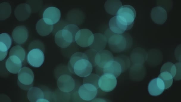 A iluminação azul do Natal do teal brilha na noite. festivo desfocado bokeh esferas fundo — Vídeo de Stock