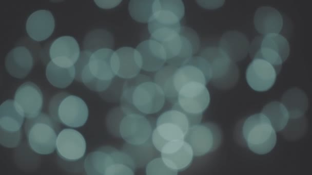 Blaue Krickenten-Weihnachtsbeleuchtung funkelt in der Nacht. Festliche defokussierte Bokeh-Sphären Hintergrund — Stockvideo