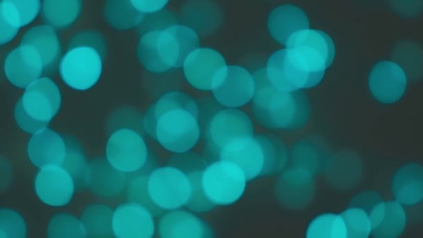 Blaue Krickente Weihnachtsbeleuchtung funkelt in der Nacht. Festliche defokussierte Bokeh-Sphären Hintergrund — Stockvideo