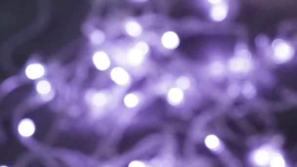 Luzes de Natal festivas borradas iluminação piscando na noite criando belo fundo abstrato bokeh — Vídeo de Stock