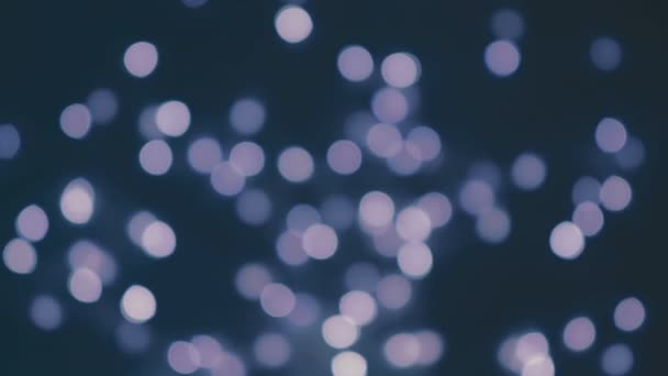 Luzes de Natal embaçadas azuis brilham no escuro. abstrato fundo festivo bokeh — Vídeo de Stock