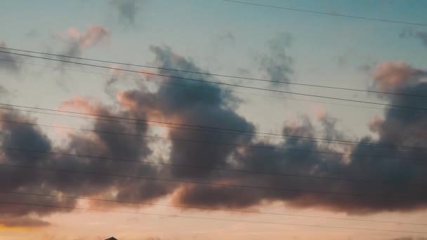 暖かい夏の夕方には雲が速く動き時間の経過とともに日没 — ストック動画