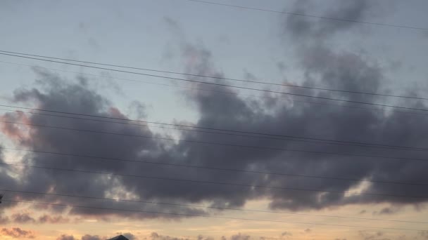 Nuvens escuras da chuva que flutuam no por do sol do verão no crepúsculo morno da noite, lapso de tempo cinzento do cloudscape — Vídeo de Stock