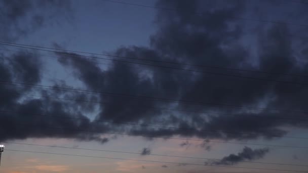 Time lapse moto di nuvole di pioggia scura in estate sera crepuscolo cielo blu — Video Stock