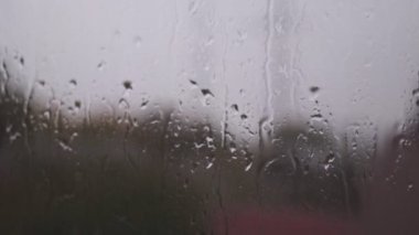 Şiddetli yağmur camlara su damlaları bırakıyor Kötü yağmurlu sonbahar havası
