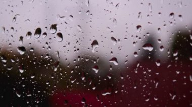 Kötü sonbahar havasında sağanak yağmurdan sonra cam üzerine su damlaları düşer.